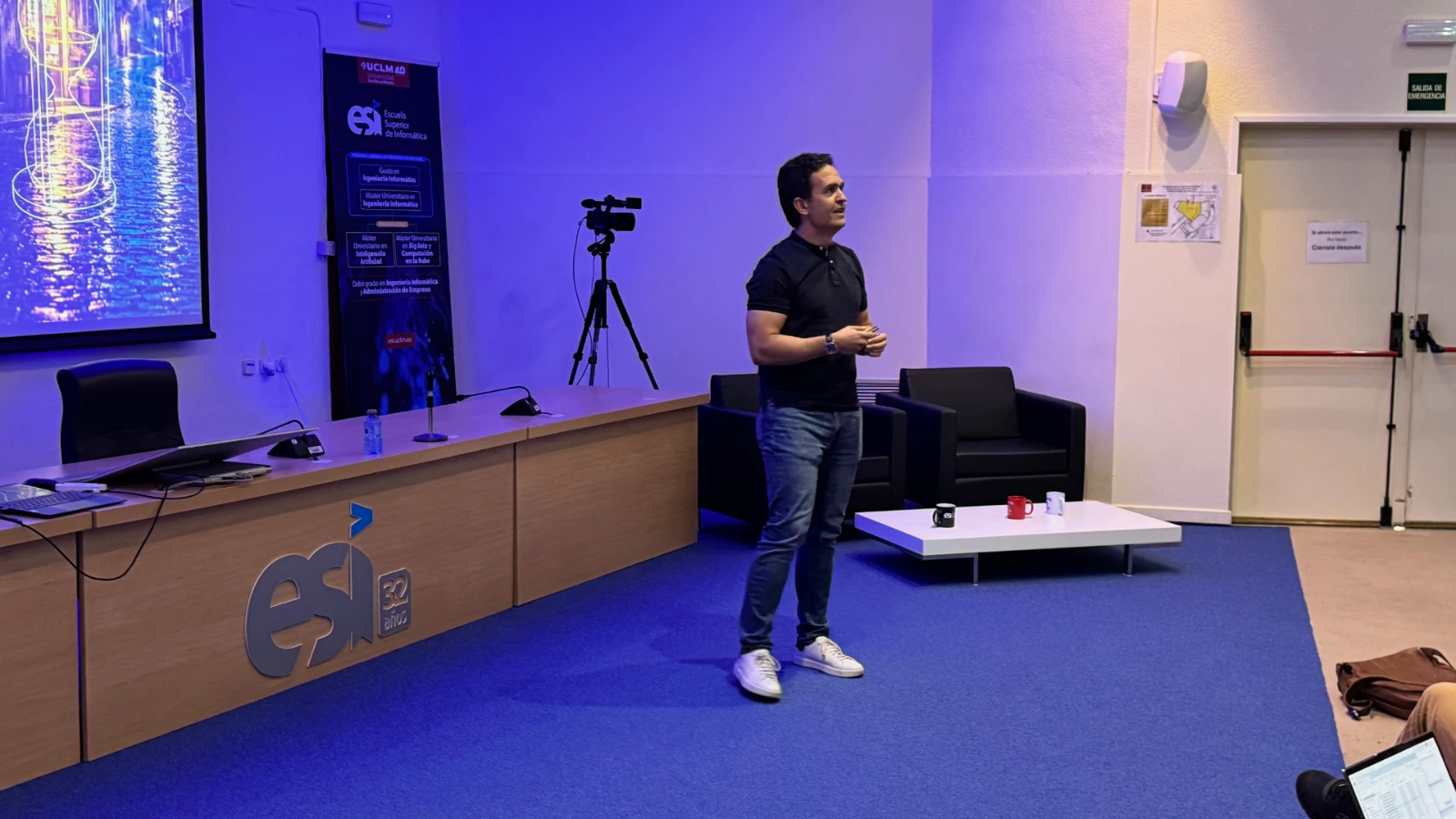 Carlos González en el salón de actos de la ESI