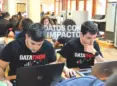 estudiantes participando en el datathon