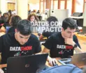 estudiantes participando en el datathon