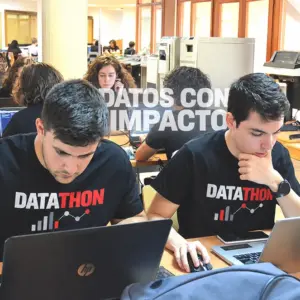estudiantes participando en el datathon