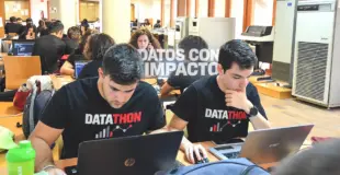 estudiantes participando en el datathon
