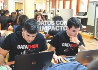 estudiantes participando en el datathon