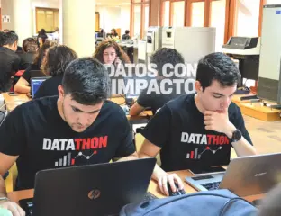estudiantes participando en el datathon