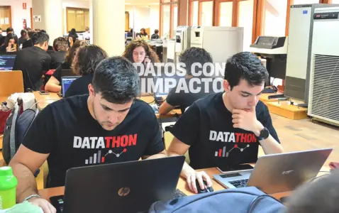 estudiantes participando en el datathon