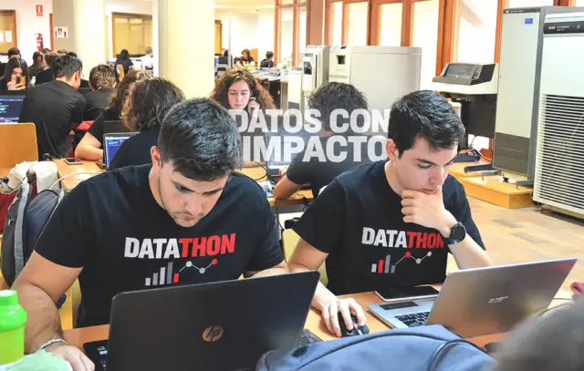 estudiantes participando en el datathon