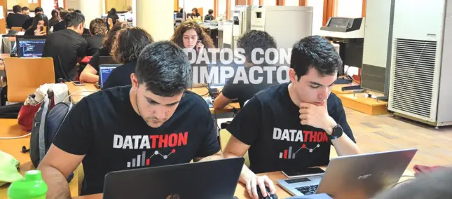 estudiantes participando en el datathon
