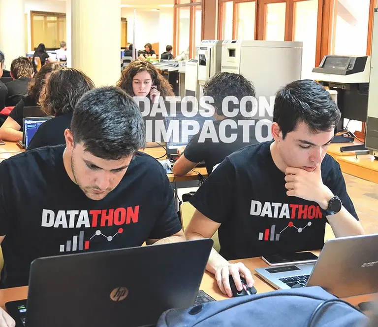 estudiantes participando en el datathon