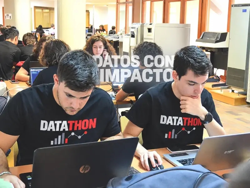 estudiantes participando en el datathon