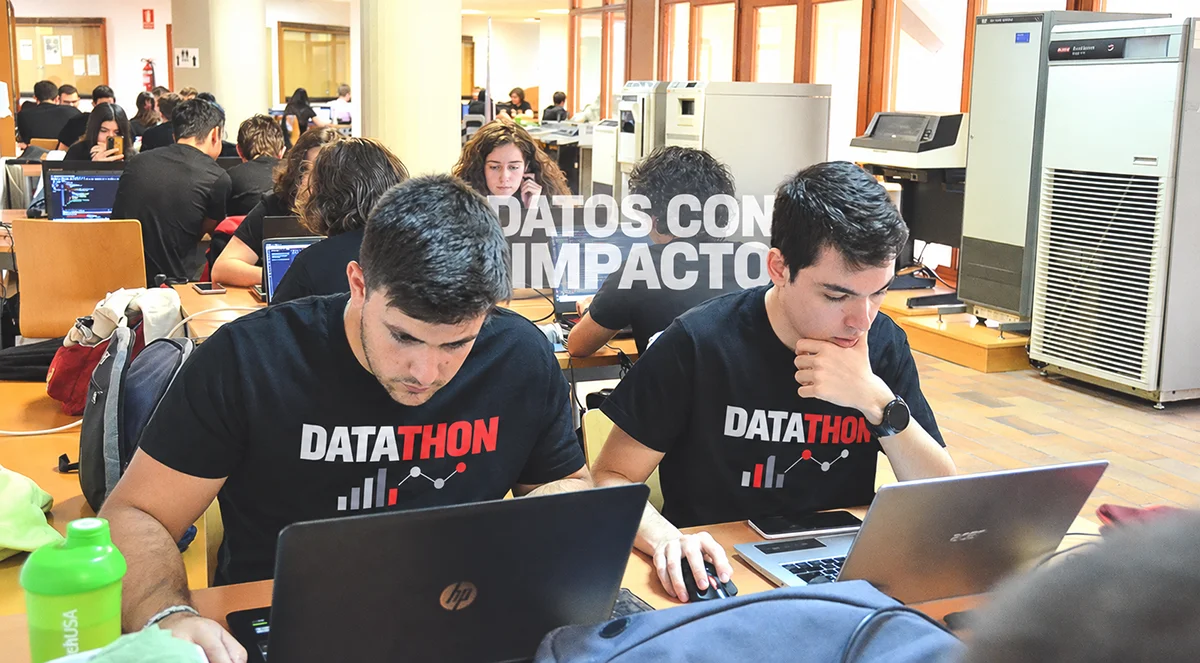 estudiantes participando en el datathon