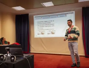 Rubén Grande Exponiendo un proyecto