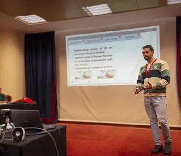 Rubén Grande Exponiendo un proyecto