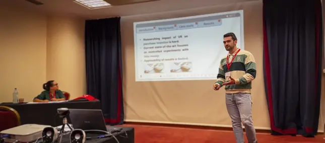 Rubén Grande Exponiendo un proyecto