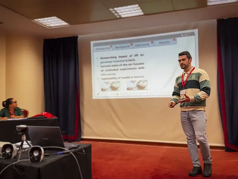 Rubén Grande Exponiendo un proyecto