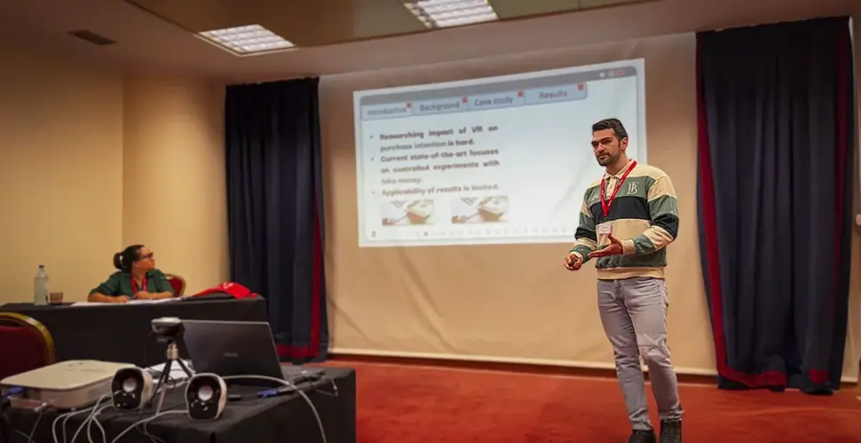 Rubén Grande Exponiendo un proyecto