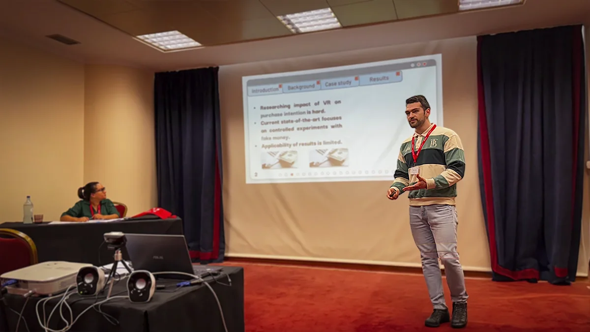 Rubén Grande Exponiendo un proyecto