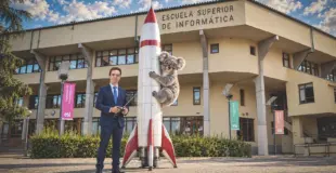 Carlos un cohete y un koala con la ESI de fondo