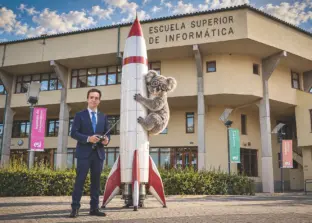 Carlos un cohete y un koala con la ESI de fondo