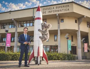 Carlos un cohete y un koala con la ESI de fondo