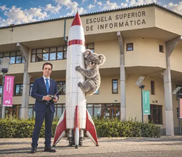 Carlos un cohete y un koala con la ESI de fondo