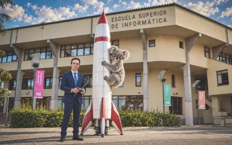 Carlos un cohete y un koala con la ESI de fondo