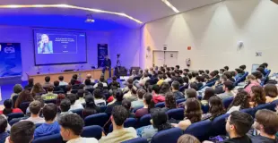 Ricardo Baeza en el salón de actos de la ESI