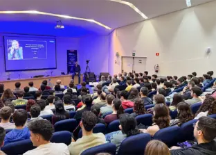 Ricardo Baeza en el salón de actos de la ESI