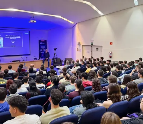 Ricardo Baeza en el salón de actos de la ESI