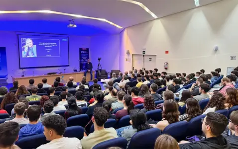 Ricardo Baeza en el salón de actos de la ESI