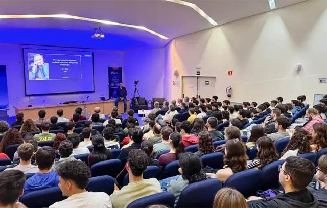 Ricardo Baeza en el salón de actos de la ESI