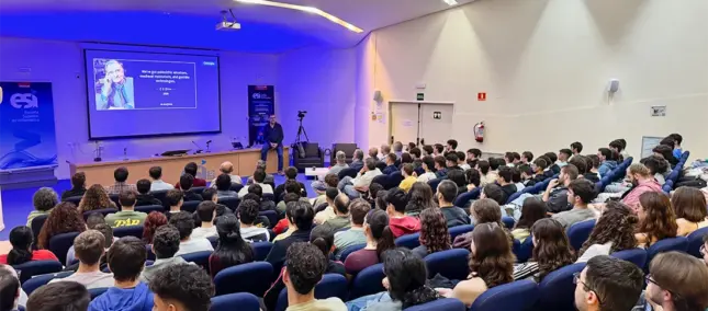Ricardo Baeza en el salón de actos de la ESI