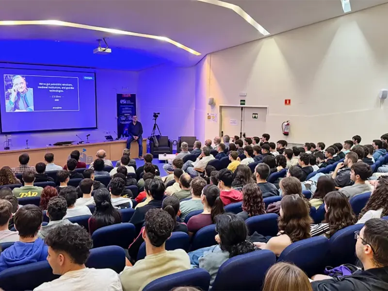 Ricardo Baeza en el salón de actos de la ESI