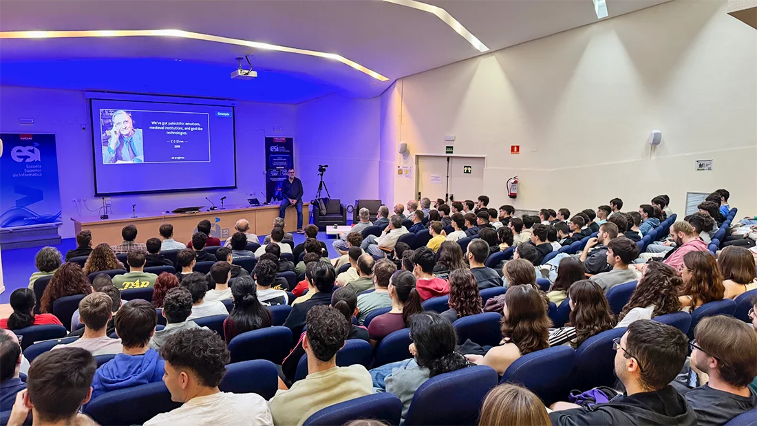 Ricardo Baeza en el salón de actos de la ESI